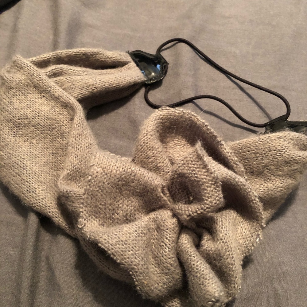 ✨ Heather grey knit flower head band.